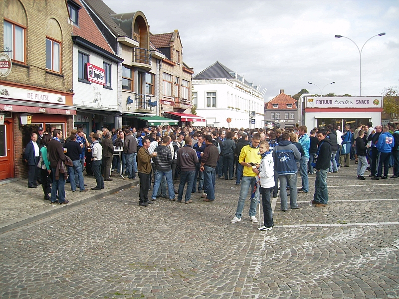 Brugge supporters verzamelen hier voor de wedstrijd voor eenlekker belgisch biertje